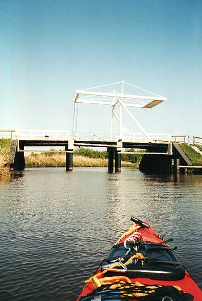 Zugbrücke über einen Kanal